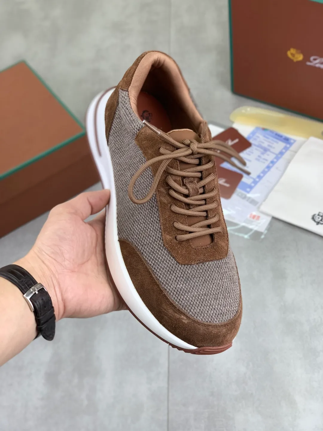 Men's men's shoes 💰P440 New model 💰 The latest casual shoes Loro Piana 💯 Top grade 💯 Buy the original copy 💯 Founded the existing Loro Piana company on April 24, 1924. It is now the sixth generation of family business, providing top quality products to customers who are discerning about taste and quality. Imported original fly woven fabric with cowhide fabric, plain calfskin lining. Hand-sewn thread with cowhide feet. Original packaging. High-end outsole. Size: 38-44 (customized for 45 and 46). 5️⃣ colors available.